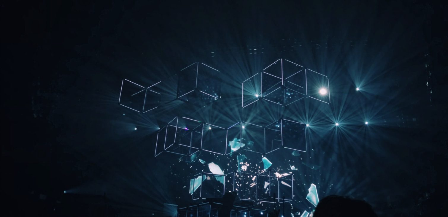 A concert scene with a dramatic lighting setup, featuring geometric cube structures, representing the DS E3.series starter package