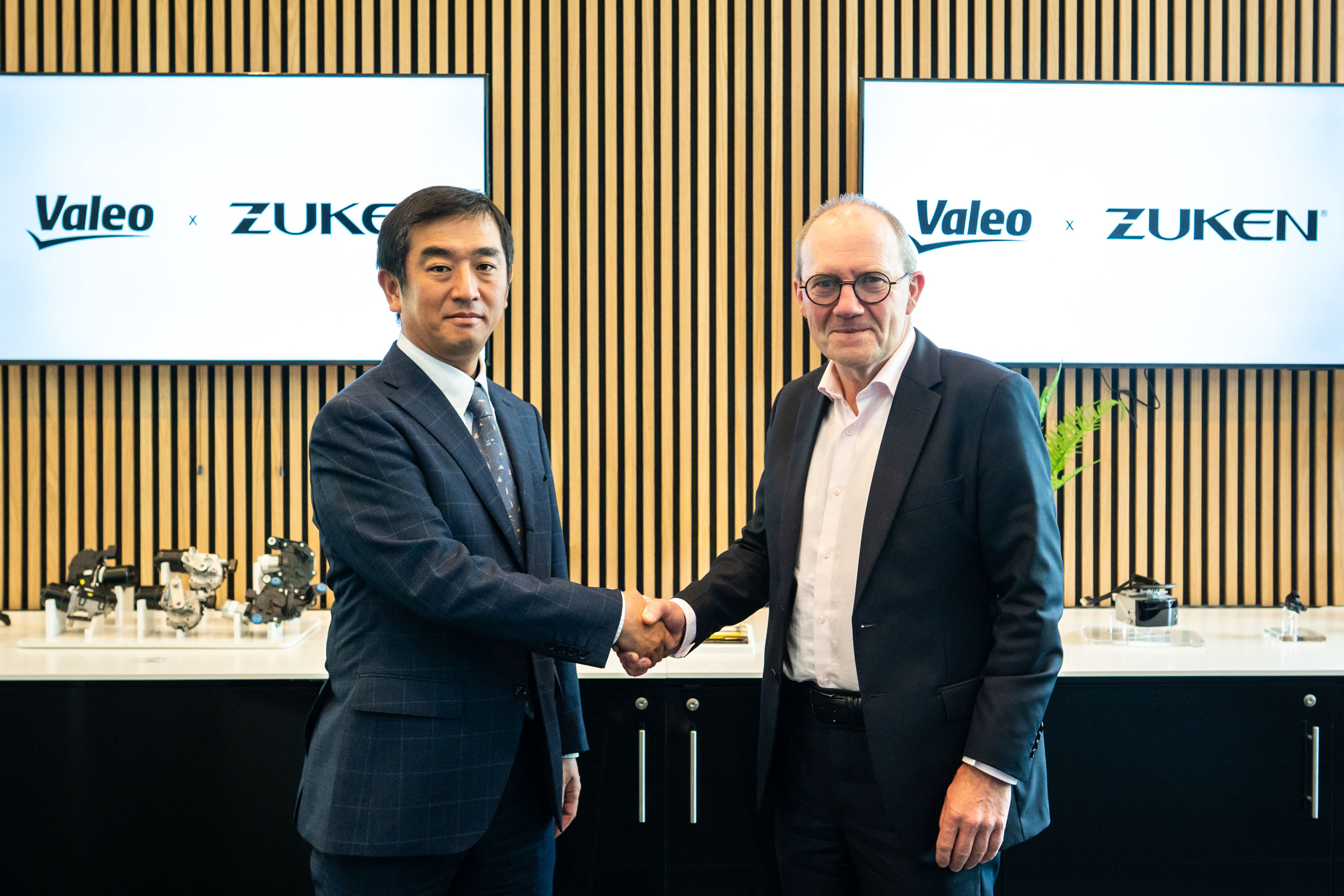 Z0635-2-Zuken-Valeo-Handshake.png
